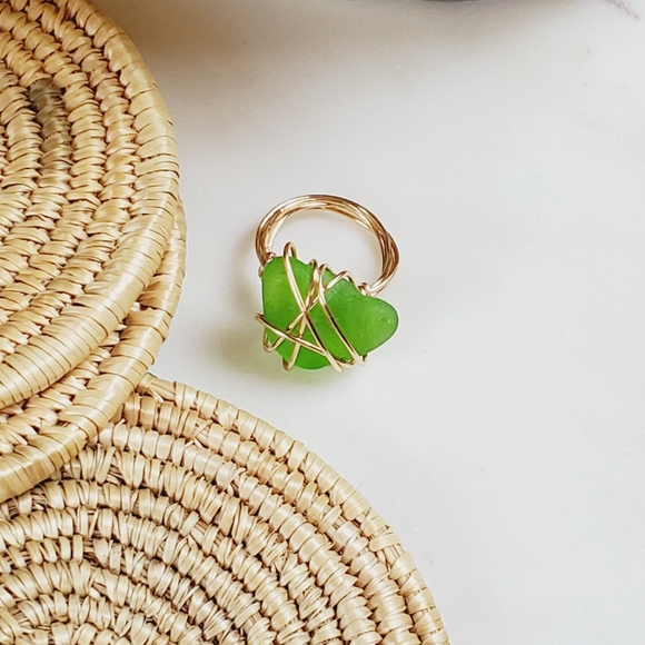 Genuine seaglass ring. Gold tone & green glass - Picture 3 of 9